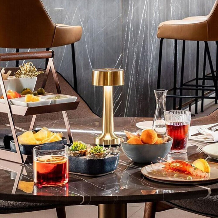 Lampe de table LED dimmable pour ambiance cosy, sans fil, idéale pour restaurant, café ou maison.