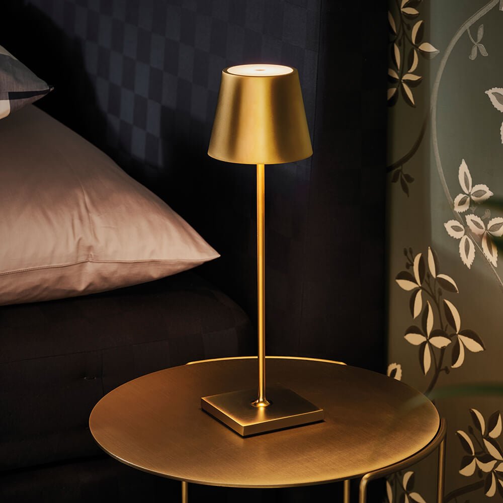 Lampe de chevet LED sans fil au design élégant, dimmable, rechargeable USB-C, parfaite pour votre intérieur.