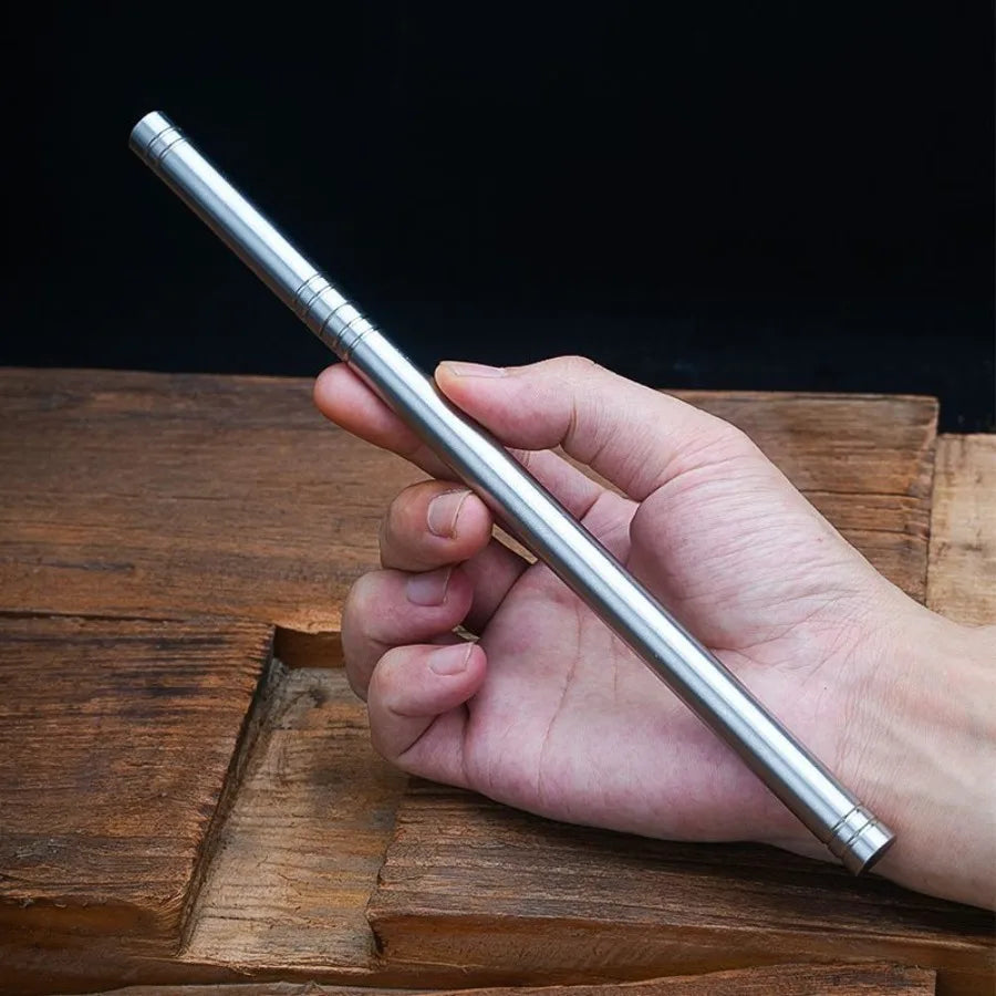 Outil d'autodéfense compact et ergonomique, couteau de poche en acier inoxydable résistant.