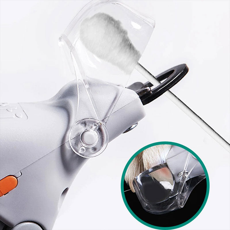 Maître utilisant le coupe-griffes Paw Guard Pro sur un chien, pour un soin des pattes sécurisé et doux.