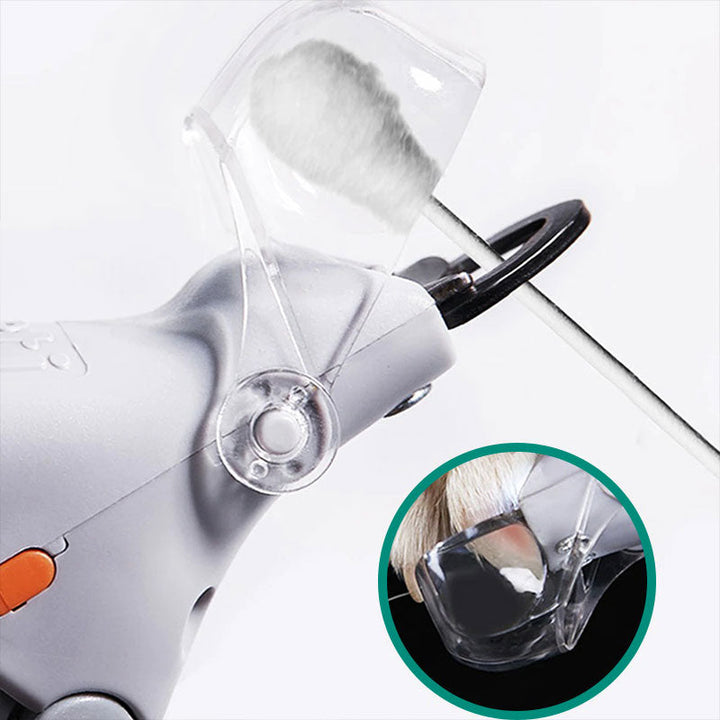 Maître utilisant le coupe-griffes Paw Guard Pro sur un chien, pour un soin des pattes sécurisé et doux.