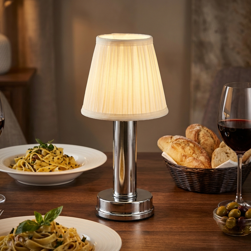 Lampe de table LED rechargeable en aluminium et tissu, sans fil, lumière dimmable de luxe pour ambiance chaleureuse.