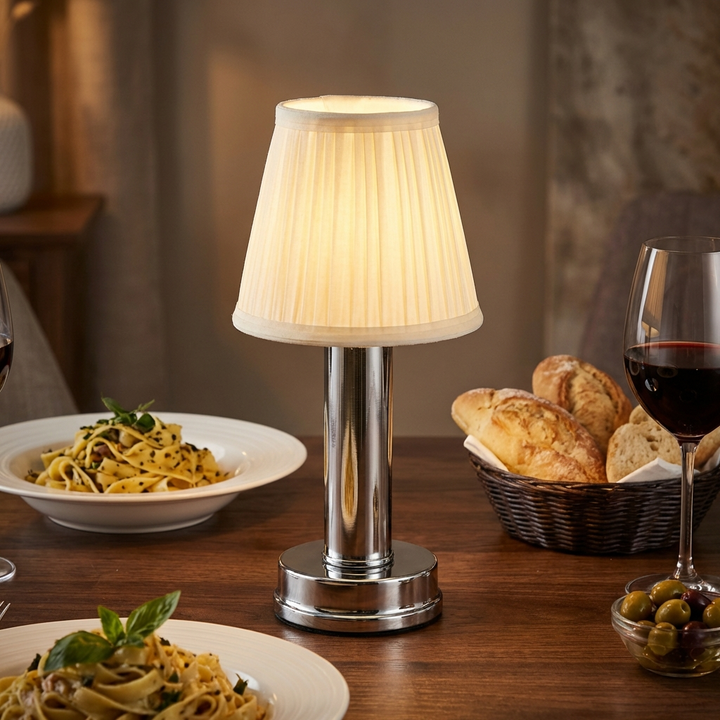 Lampe de table LED rechargeable en aluminium et tissu, sans fil, lumière dimmable de luxe pour ambiance chaleureuse.
