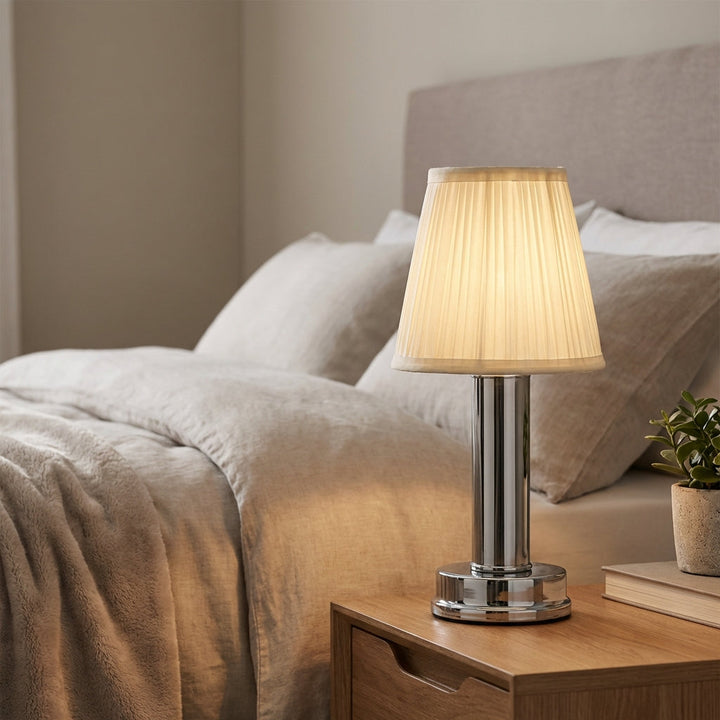 Élégante lampe de table LED sans fil, lumière dimmable pour créer une ambiance chaleureuse et un design moderne.