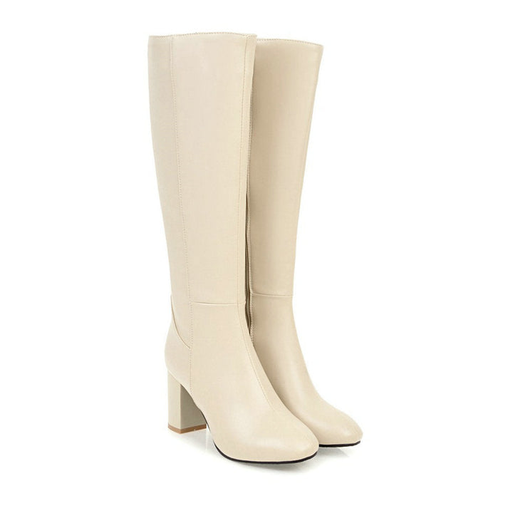 Bottes femme noires en cuir, montantes au genou, avec talon. Chaussures élégantes et confortables pour l'hiver.