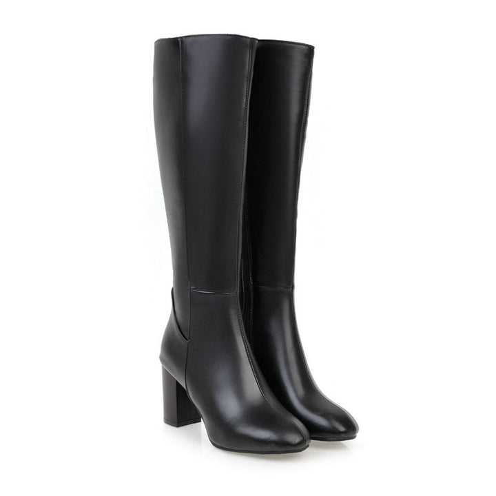 Bottes hautes femme beiges en daim, confortables pour la mode automne-hiver. Chaussures élégantes à talon.