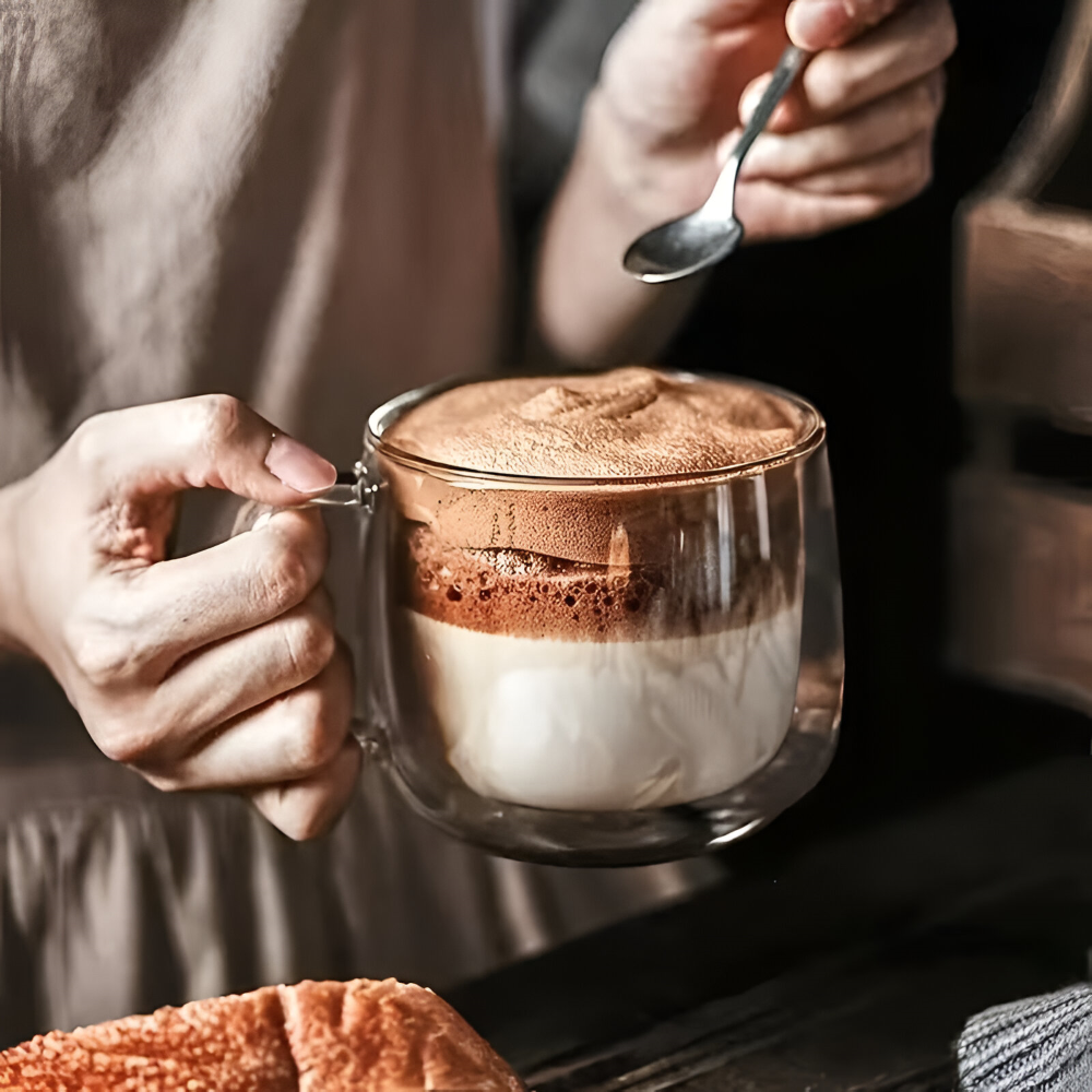 Tasse à café isolante 300ml en verre borosilicaté double paroi. Maintient idéalement vos boissons chaudes ou froides.