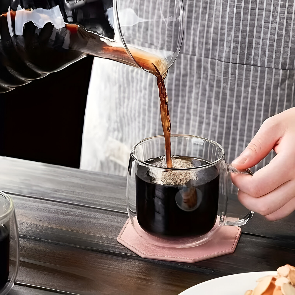 Mug élégant en verre borosilicaté double paroi 300ml. Design moderne pour café, thé et jus. Vaisselle de cuisine stylée.