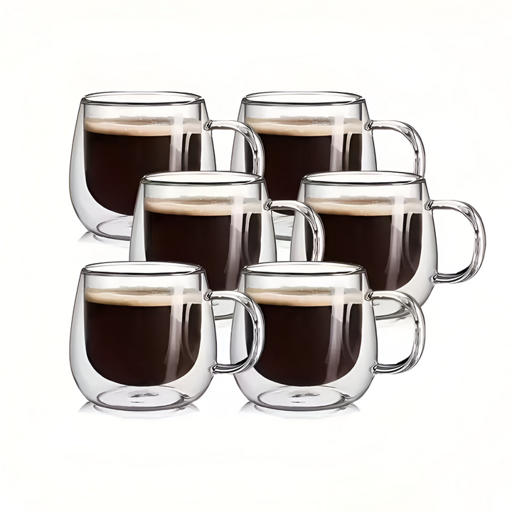 Vue rapprochée d'une tasse à café 300ml en verre borosilicaté double paroi, mettant en valeur la transparence et l'isolation.
