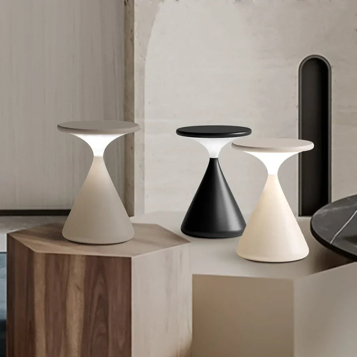 Élégante lampe de table sans fil LED, intensité réglable, idéale pour chevet ou salon. Design sablier.