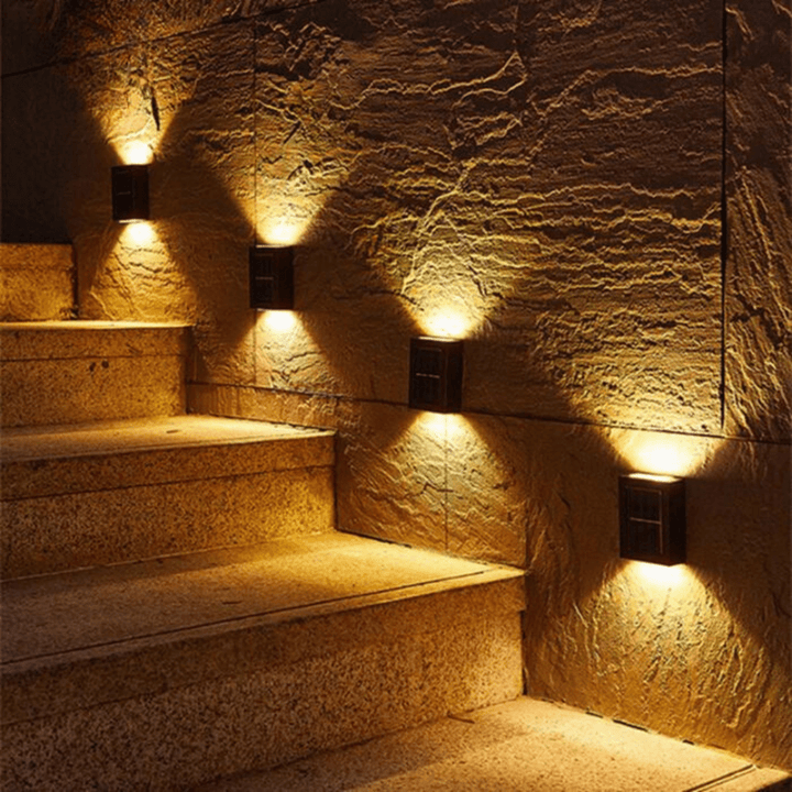 Applique murale solaire extérieure LED avec double éclairage haut/bas, parfaite pour jardin, terrasse et balcon.