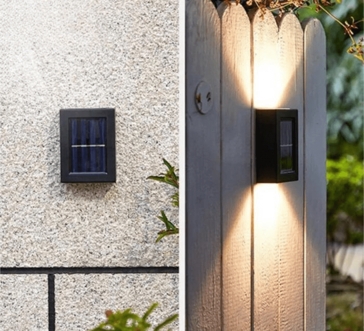 Éclairage mural LED solaire autonome pour façade ou allée, projette une lumière chaude en haut et en bas.