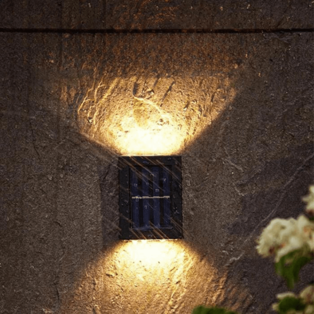 Spot mural solaire extérieur LED puissant, avec capteur, double faisceau lumineux pour sécuriser et décorer votre jardin.