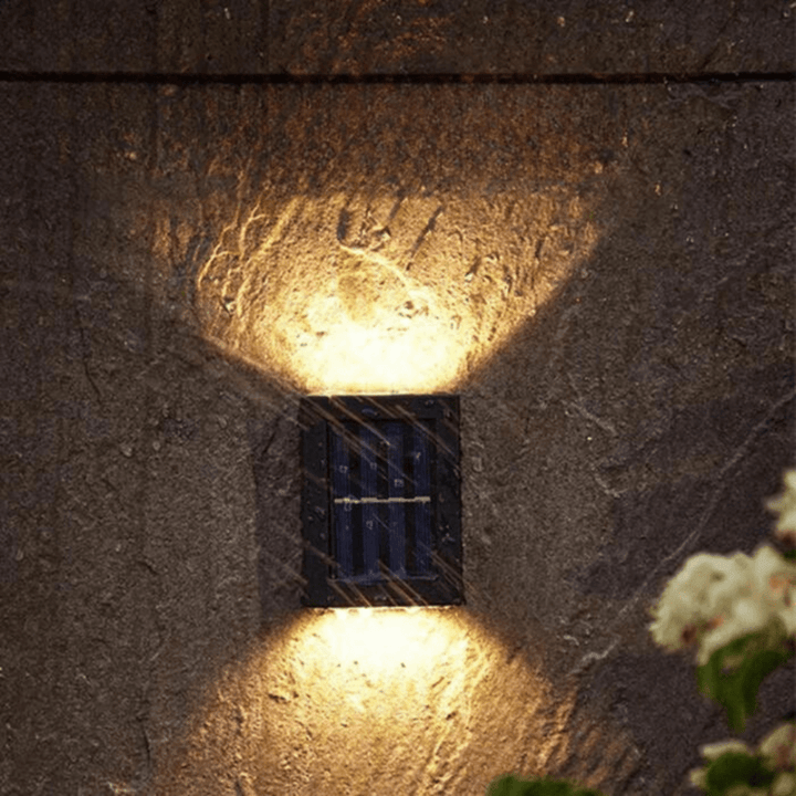 Spot mural solaire extérieur LED puissant, avec capteur, double faisceau lumineux pour sécuriser et décorer votre jardin.