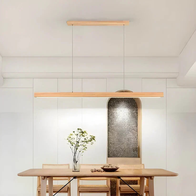 Suspension bois Gindo pour îlot cuisine, lampe linéaire LED moderne et dimmable.