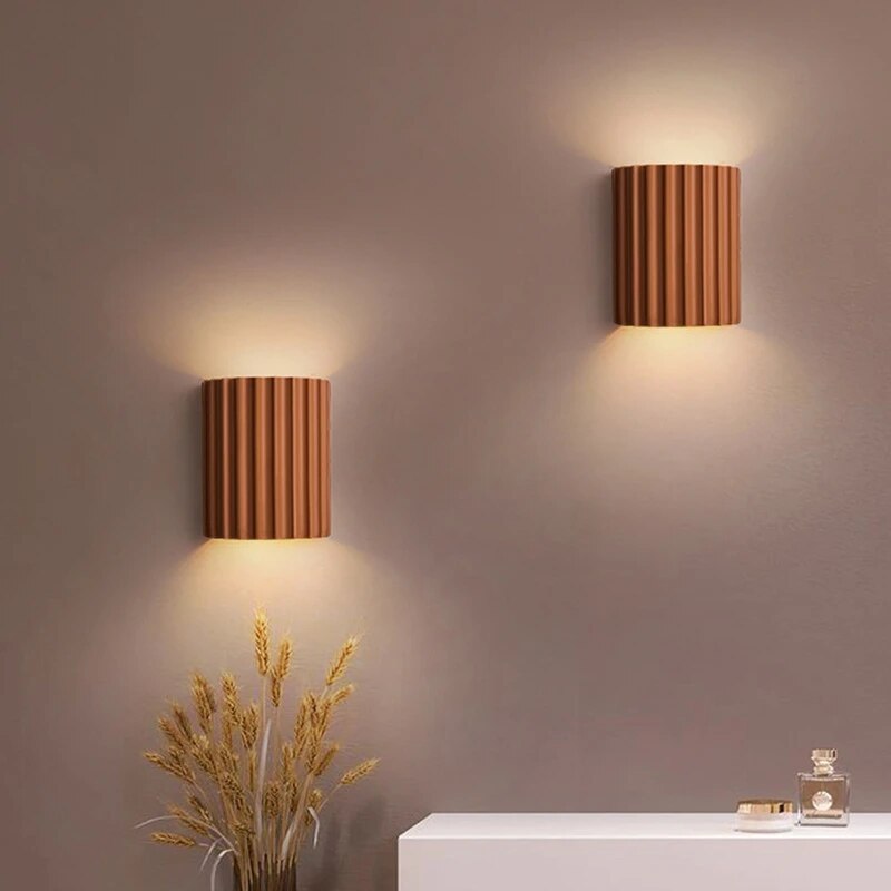 Applique murale LED en résine, design épuré pour un éclairage d'ambiance moderne.