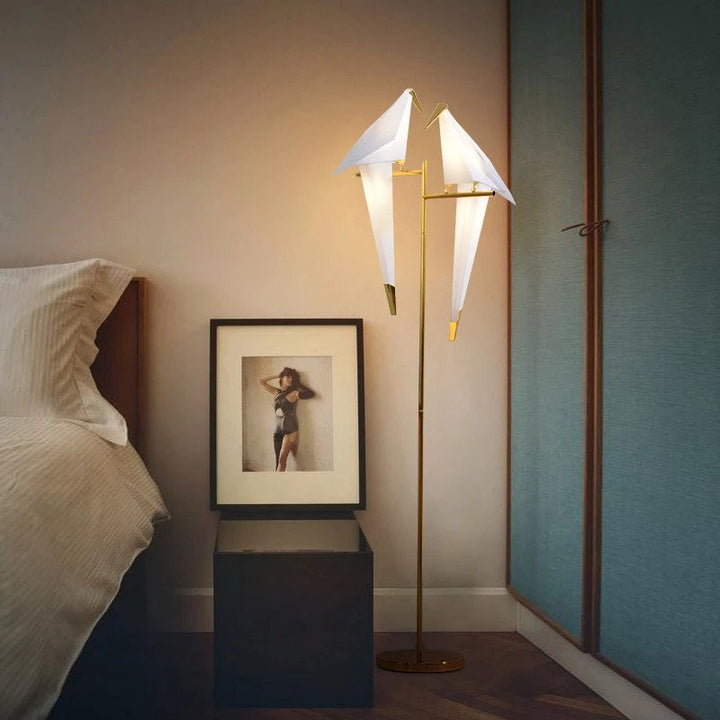 Lampe de table oiseau origami, une pièce décorative avec un design unique et une lumière d'ambiance douce.