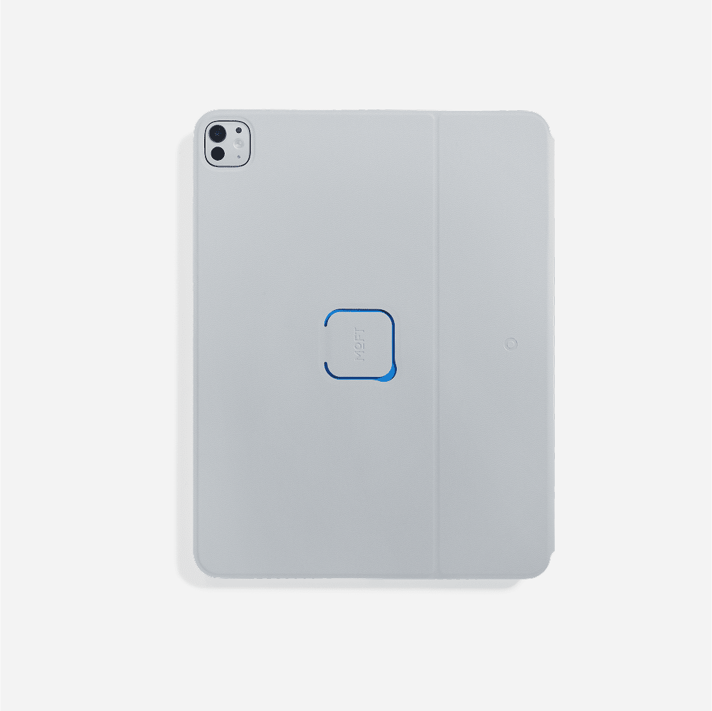 Étui folio argenté pour iPad, coque légère et résistante aux chocs.