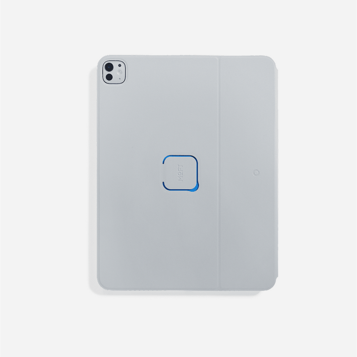Étui folio argenté pour iPad, coque légère et résistante aux chocs.