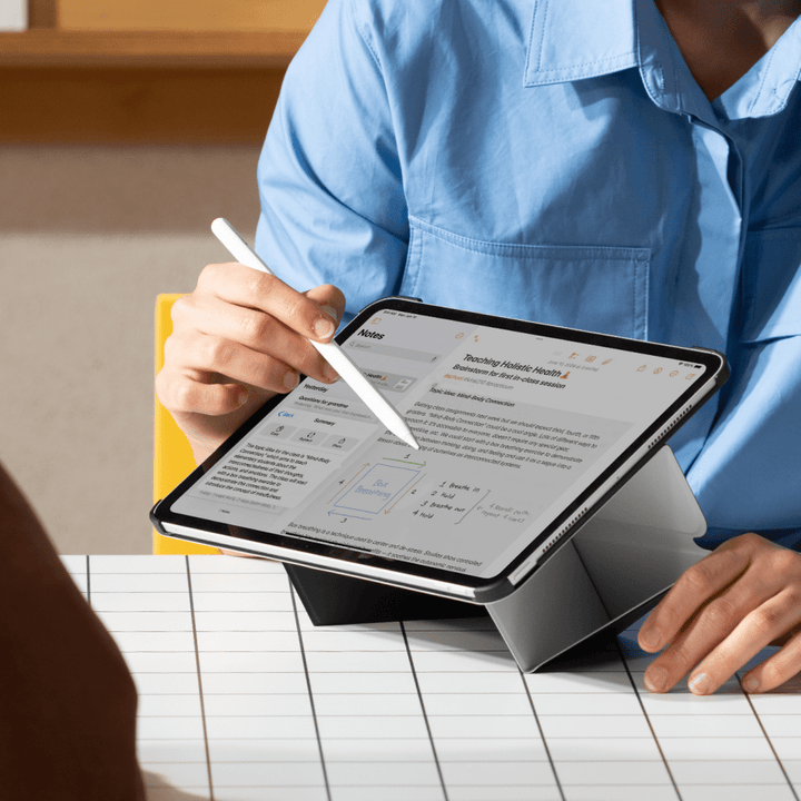 Étui folio gris basalte pour iPad, coque légère, protection durable.
