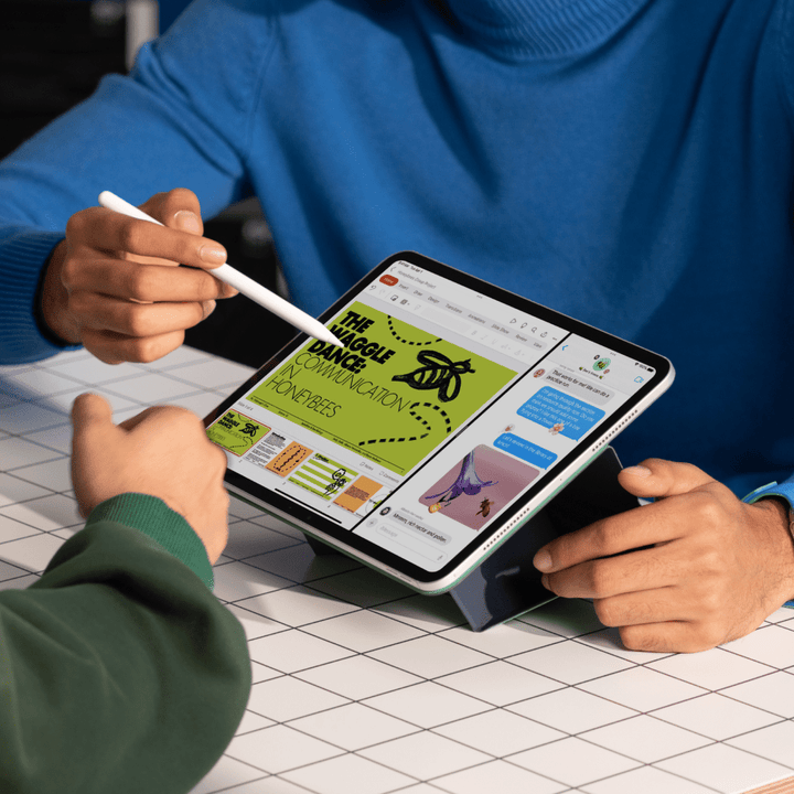 Coque pour iPad, étui folio bleu électrique, protection vibrante et fonctionnelle.