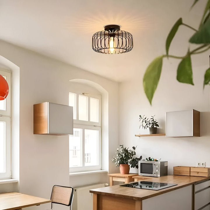 Lampe de plafond cage noire, style industriel. Éclairage doux, installation facile. Crée une ambiance moderne.