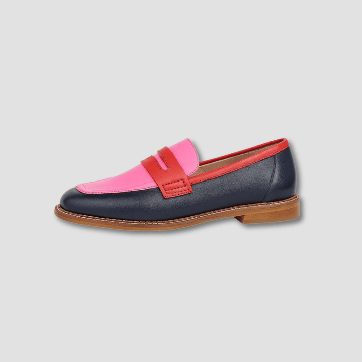 Paire de mocassins pour femmes, élégants et confortables, reflétant la mode féminine chic et décontractée.