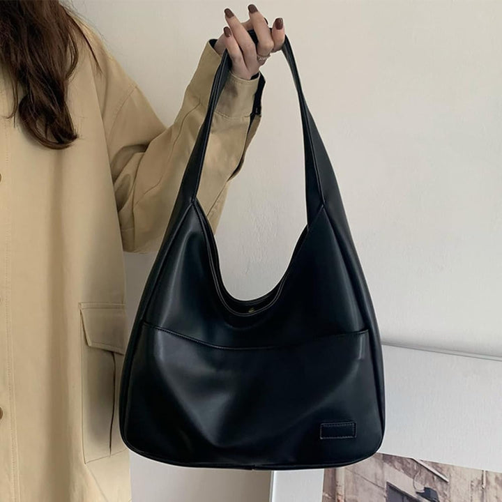 Sac d'épaule en cuir noir raffiné pour femme, alliant style, durabilité et fonctionnalité pour le travail.