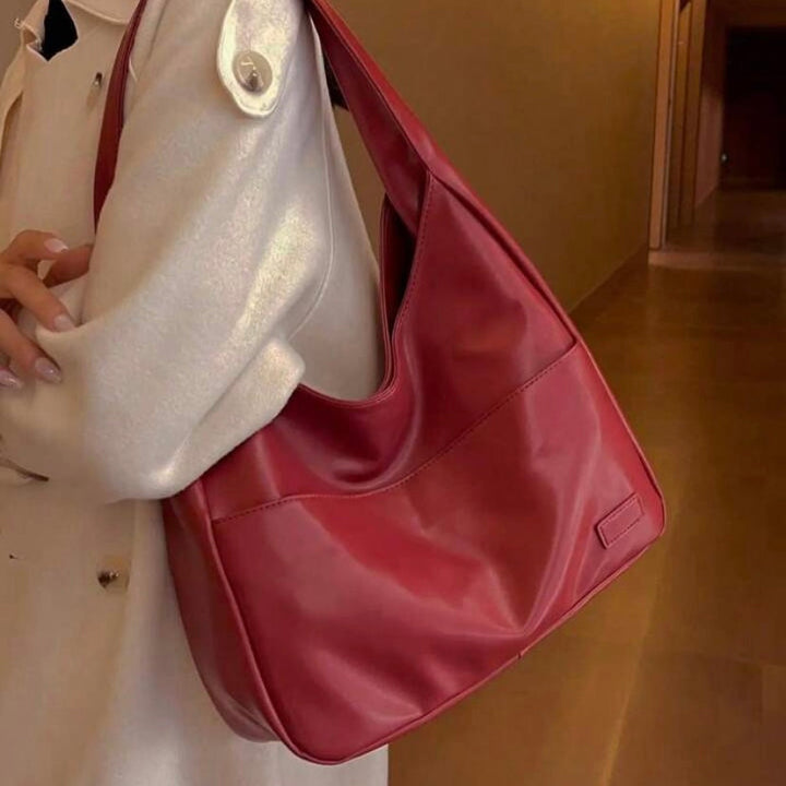 Grand sac à épaule en cuir spacieux pour femme, parfait pour le travail et transporter tous vos essentiels.