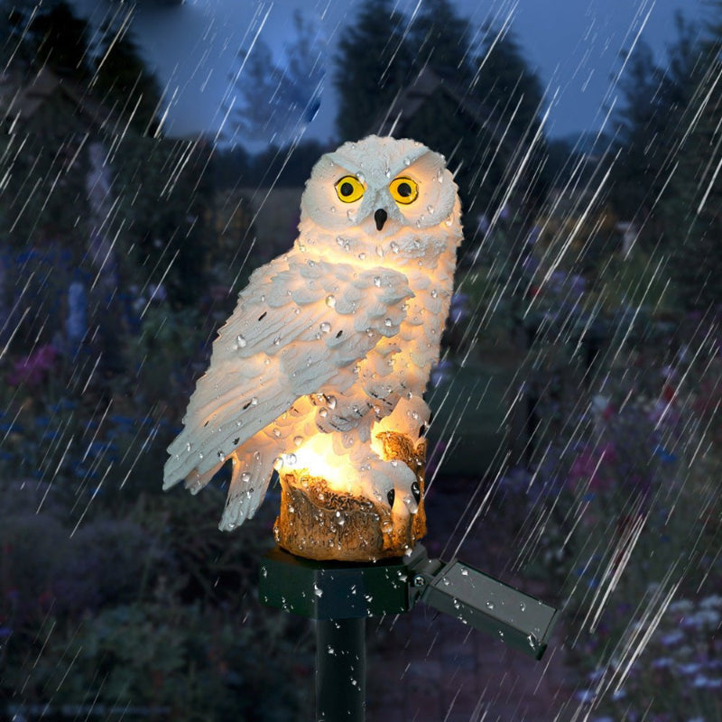 Hibou solaire décoratif résistant aux intempéries, s'allume automatiquement la nuit pour votre jardin.