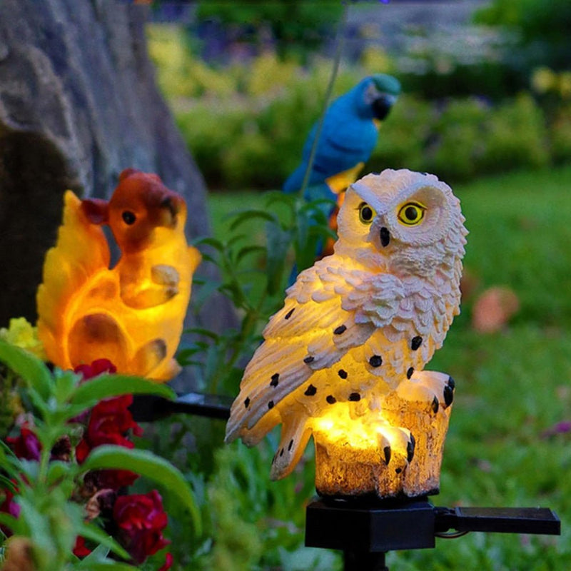 Lampe de jardin hibou solaire en résine, avec détails réalistes. Idéale comme ornement d'extérieur.
