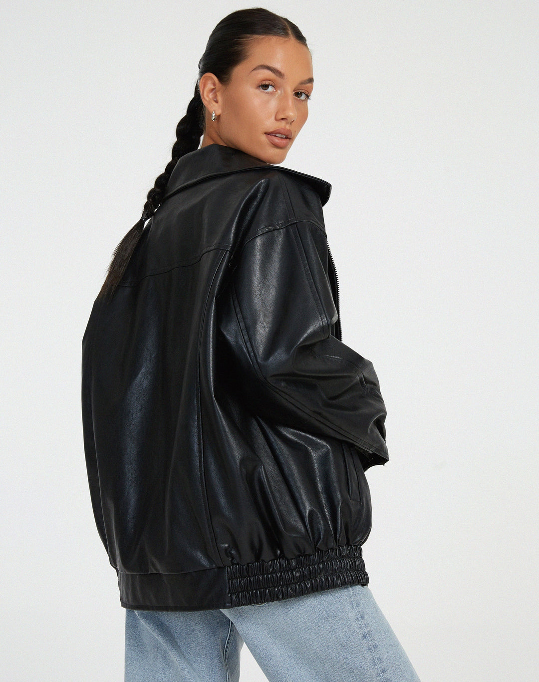 Veste oversize Yara en cuir noir, look décontracté et tendance pour femme, parfaite pour le printemps et l'été.