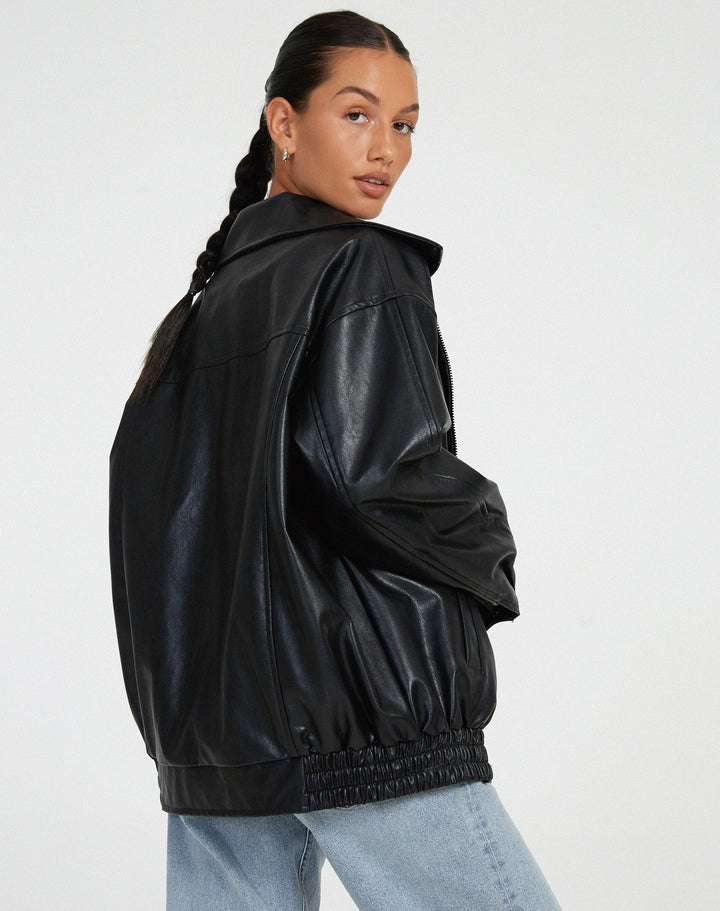 Veste oversize Yara en cuir noir, look décontracté et tendance pour femme, parfaite pour le printemps et l'été.