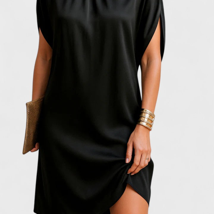 Robe femme noire chic et polyvalente pour printemps/été. Tenue élégante et décontractée, style intemporel et moderne.