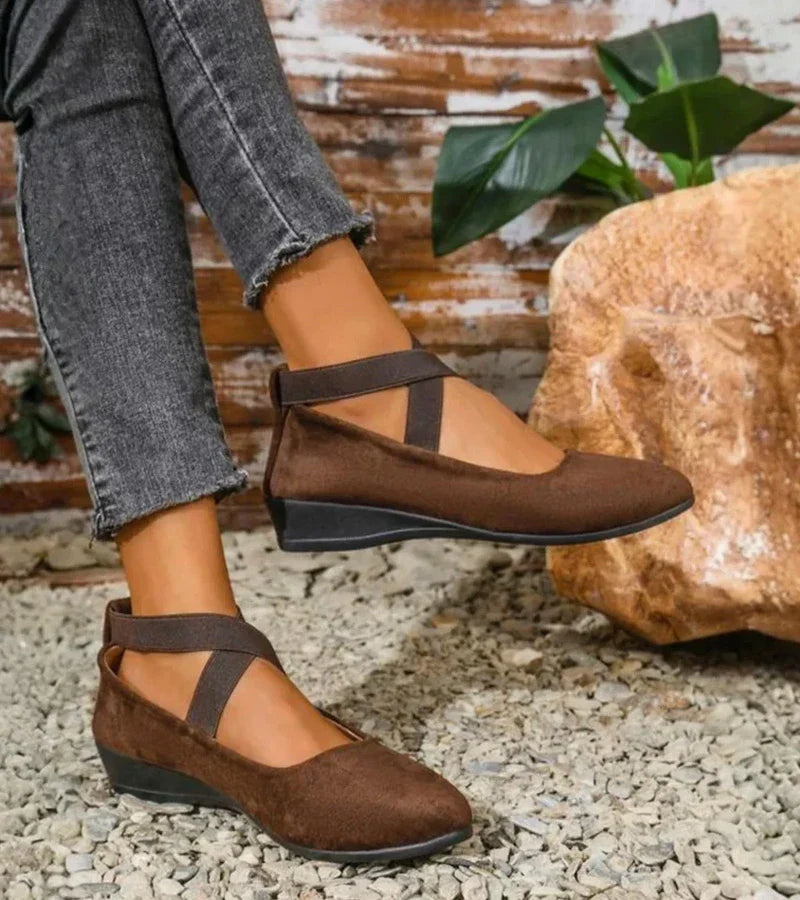 Chaussures ballerines compensées marron, offrant un soutien confortable et un design polyvalent pour femme.