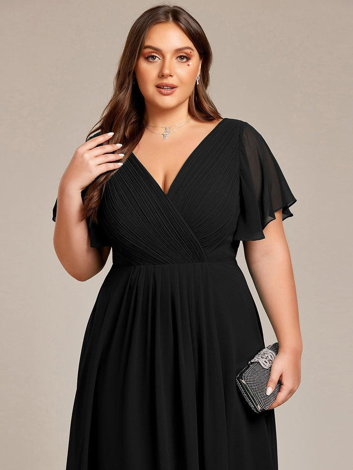 Robe longue fluide col V, look raffiné pour soirée.