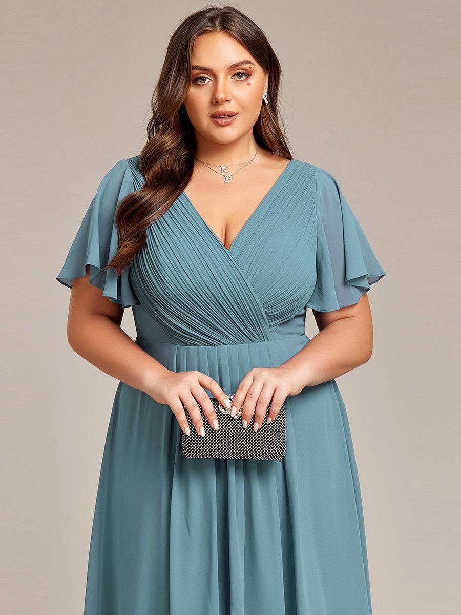 Élégante robe longue fluide col V, pour gala sophistiqué.