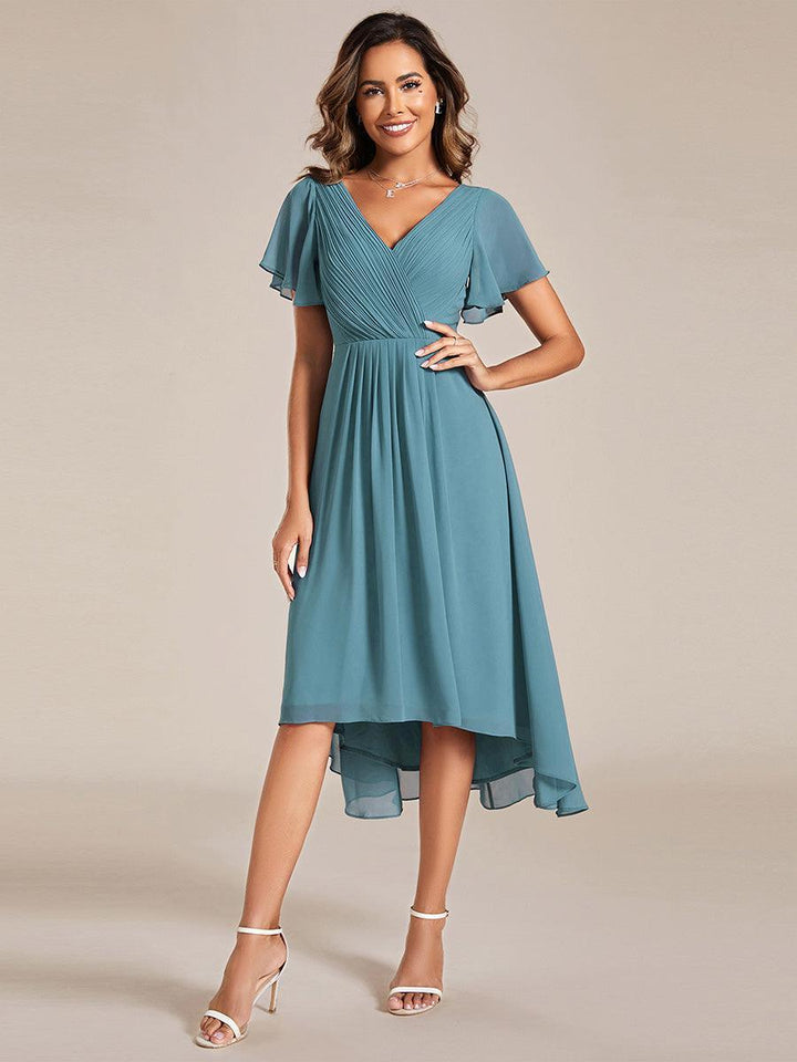 Élégante robe longue fluide chic, col V, pour soirée femme.