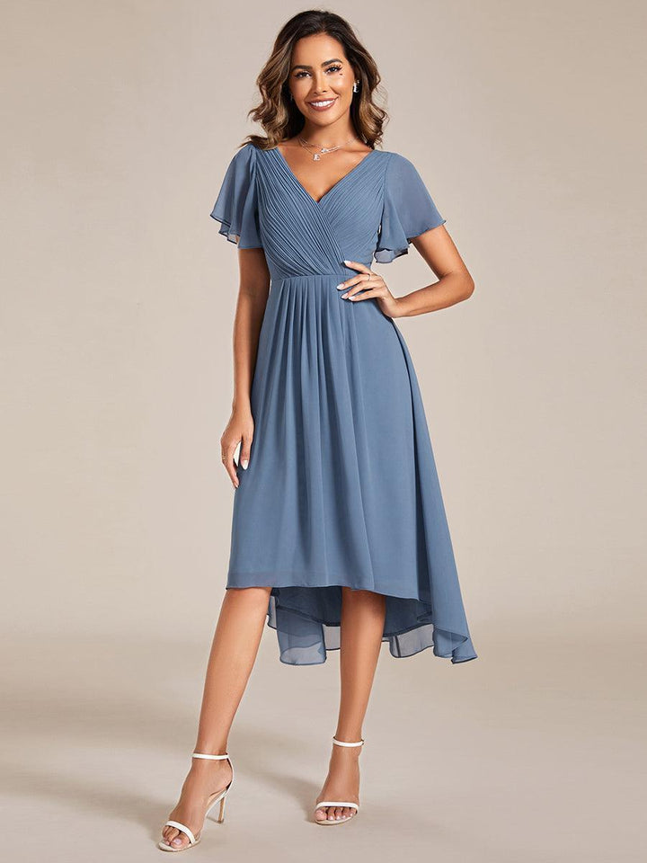 Élégante robe longue A-line, col V profond, pour mariage.