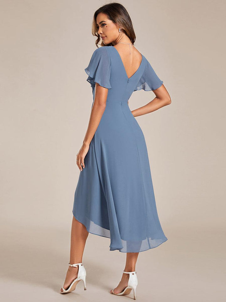 Élégante robe longue chic, col V fluide, pour gala.