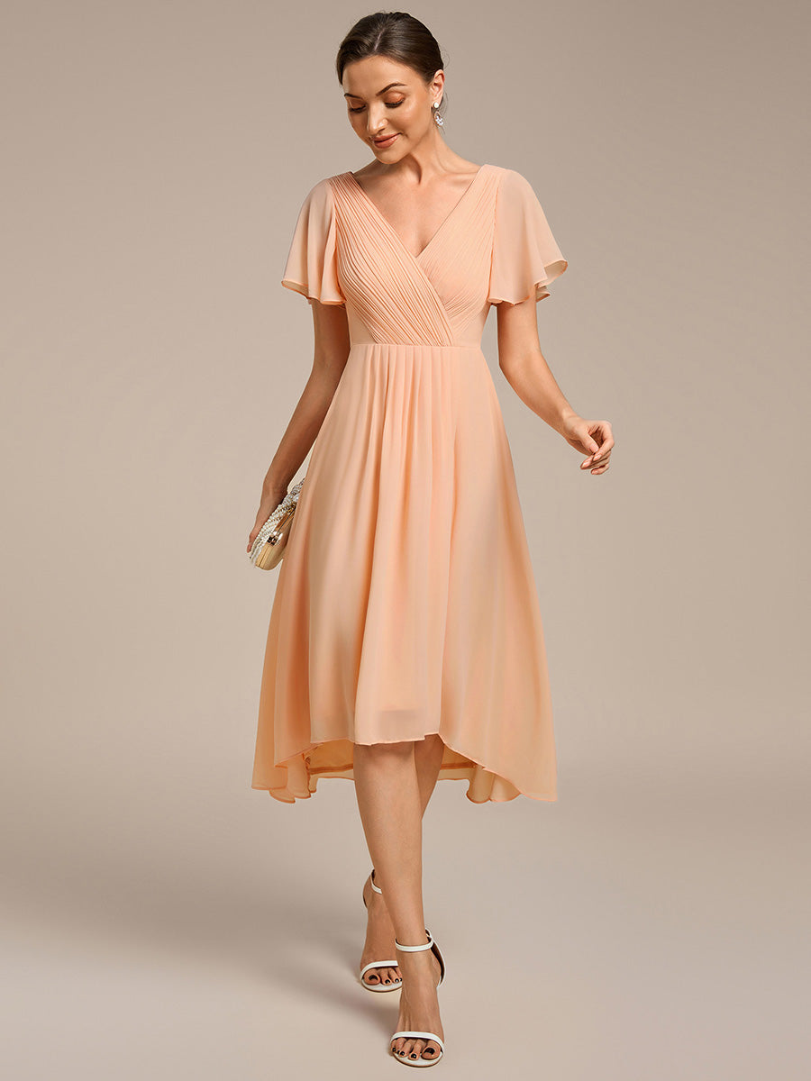 Robe de cérémonie chic, longue fluide col V, look raffiné.