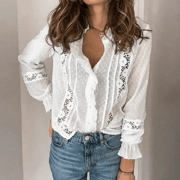 Blouse femme élégante à dentelle blanche, style romantique. Haut chic à manches longues, parfait pour toute occasion.