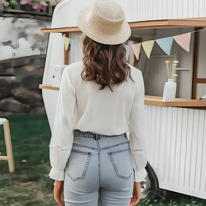 Haut féminin polyvalent en dentelle, blouse élégante et romantique. Chic pour la mode femme, avec détails délicats.
