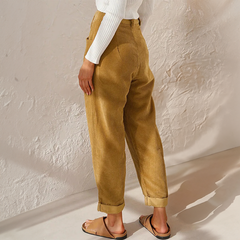 Pantalon fluide femme velours côtelé doux et confortable. Coupe décontractée, chic pour l'hiver, taille élastique.