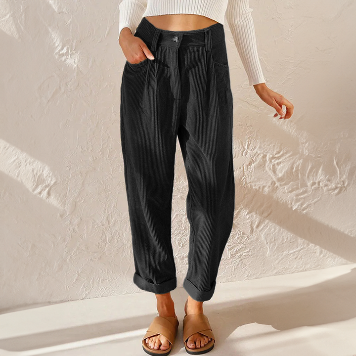 Pantalon femme en velours côtelé doux, coupe fluide et confortable. Vêtement tendance à taille élastique pour l'hiver.
