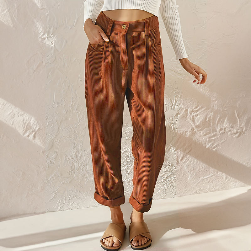 Pantalon femme tendance velours côtelé, coupe jambe large. Vêtement chic et confortable pour l'automne-hiver.