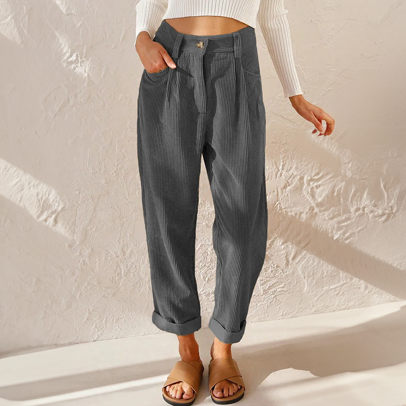 Pantalon femme décontracté en velours côtelé. Taille élastique, jambe large fluide, parfait confort hivernal.