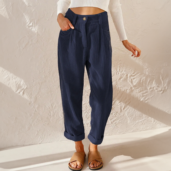 Mode femme : pantalon velours côtelé chic, confortable pour automne-hiver. Coupe fluide décontractée et tendance.