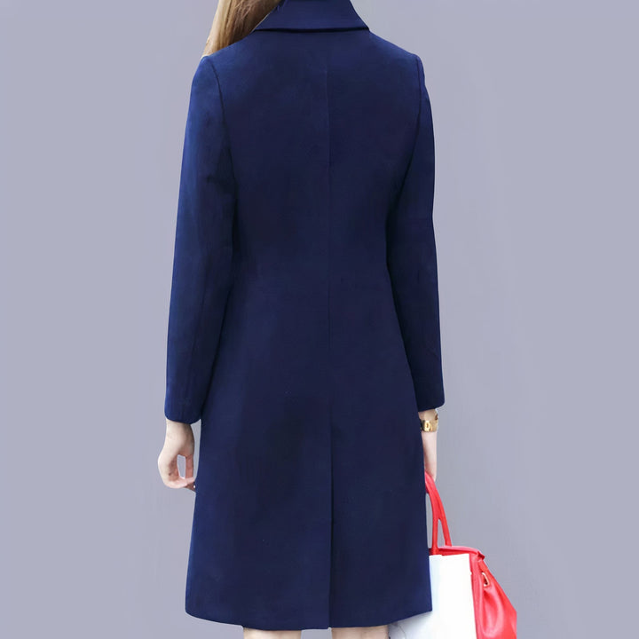 Manteau femme classique et chic, long avec col et boutons, essentiel pour l'élégance hivernale.