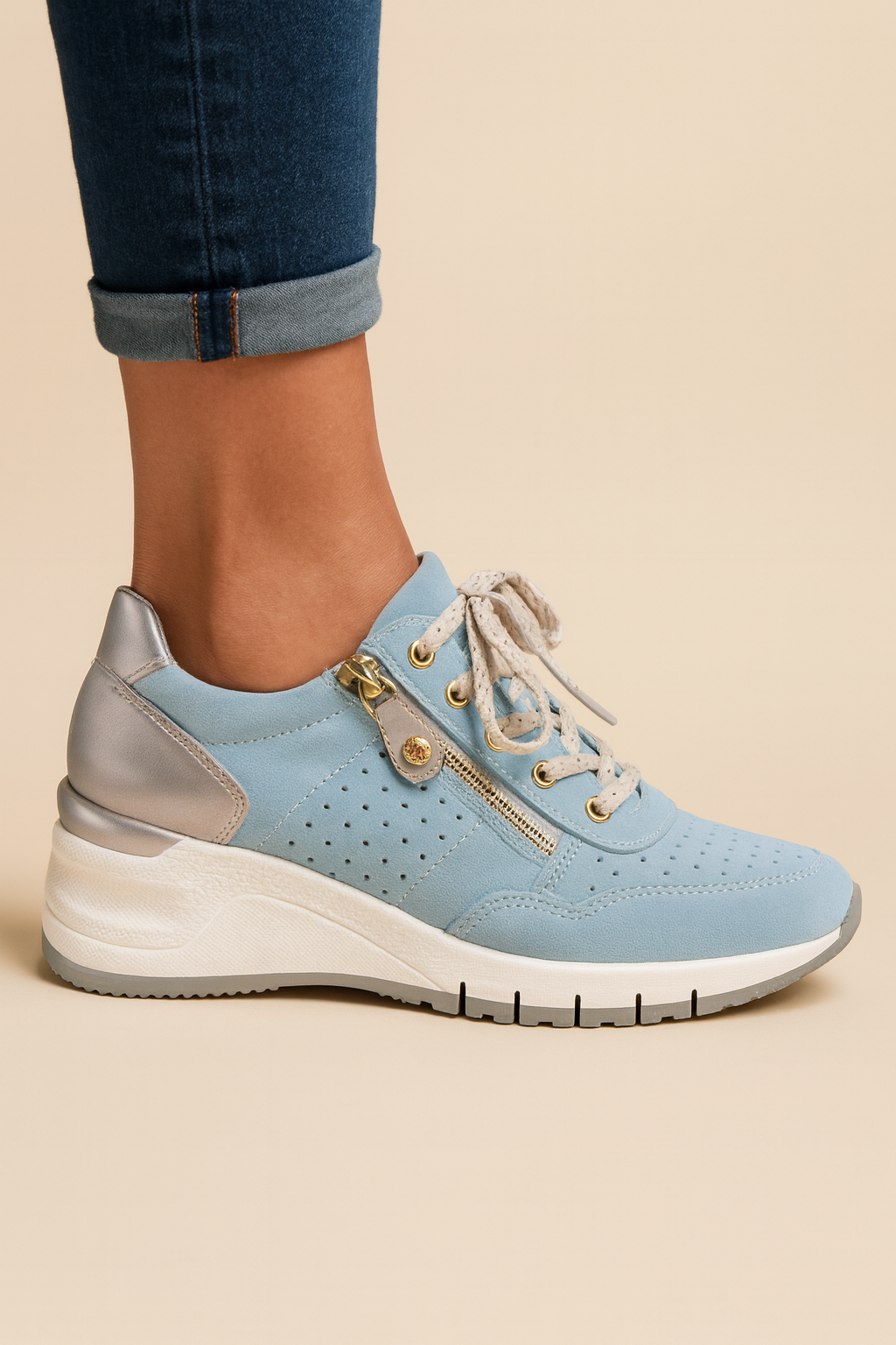 Détail de la semelle des sneakers orthopédiques femme. Amorti et soutien voûte innovants pour un confort supérieur.